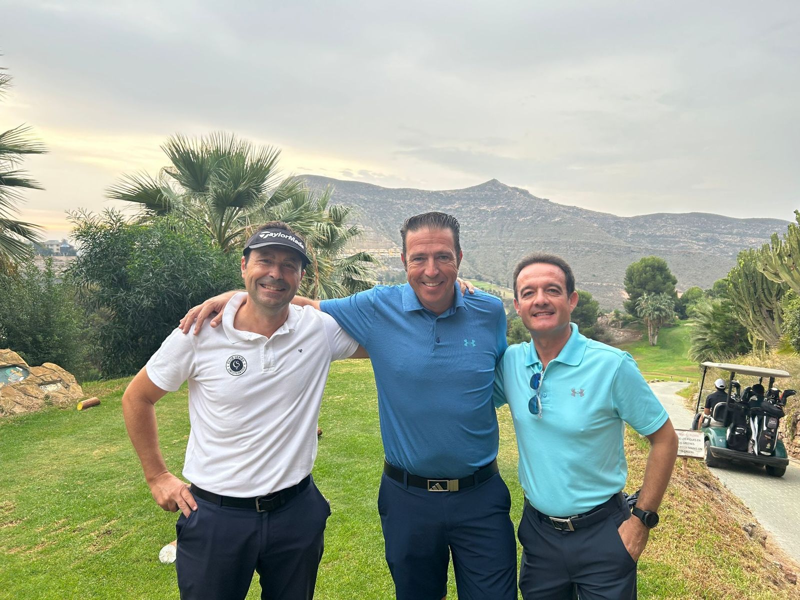 Tres de los participantes en el el Memorial Francisco Mendoza posan en las instalaciones de La Envía Golf.