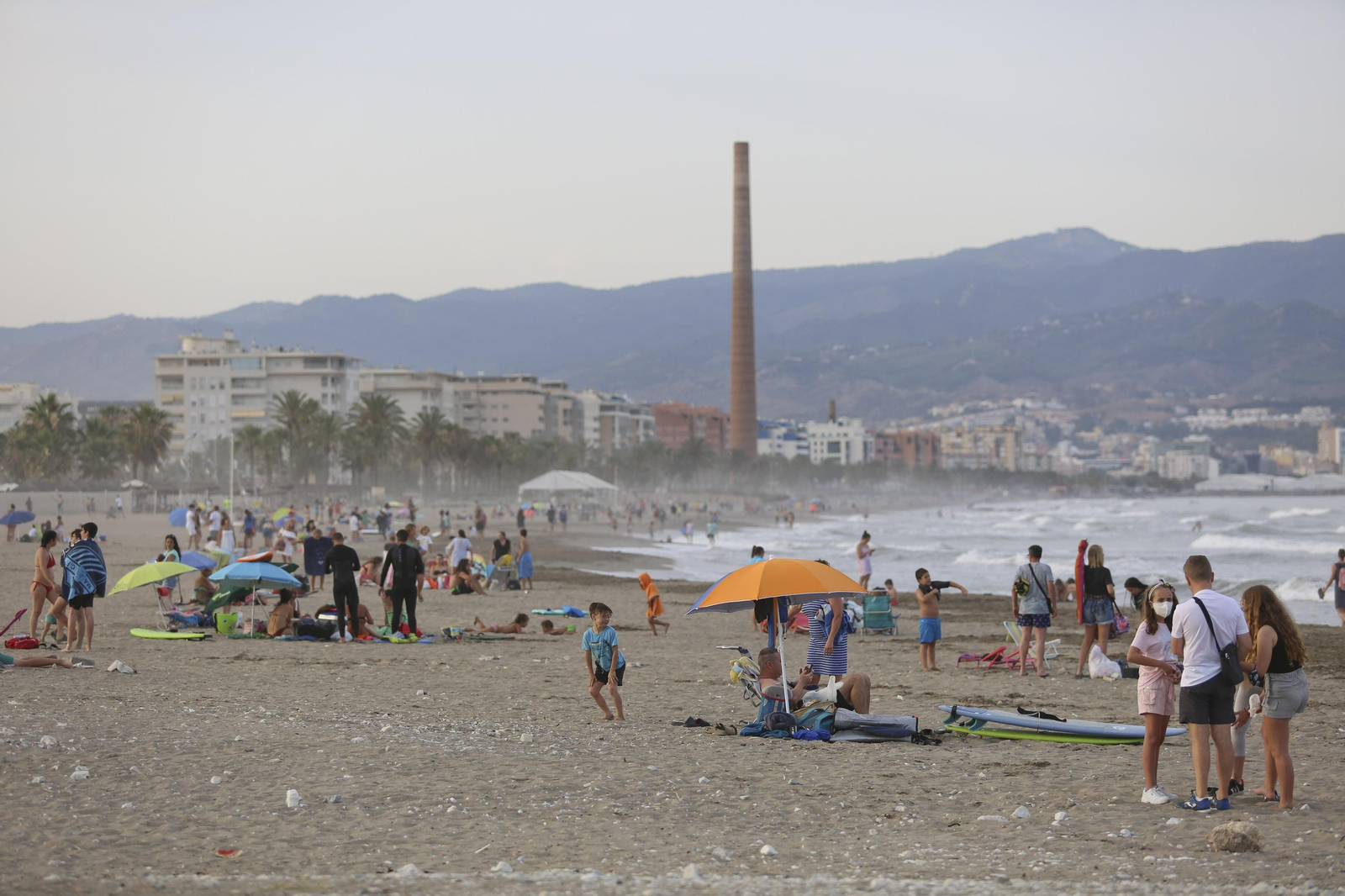 Solitaria noche de San Juan en las playas de Málaga, en fotos
