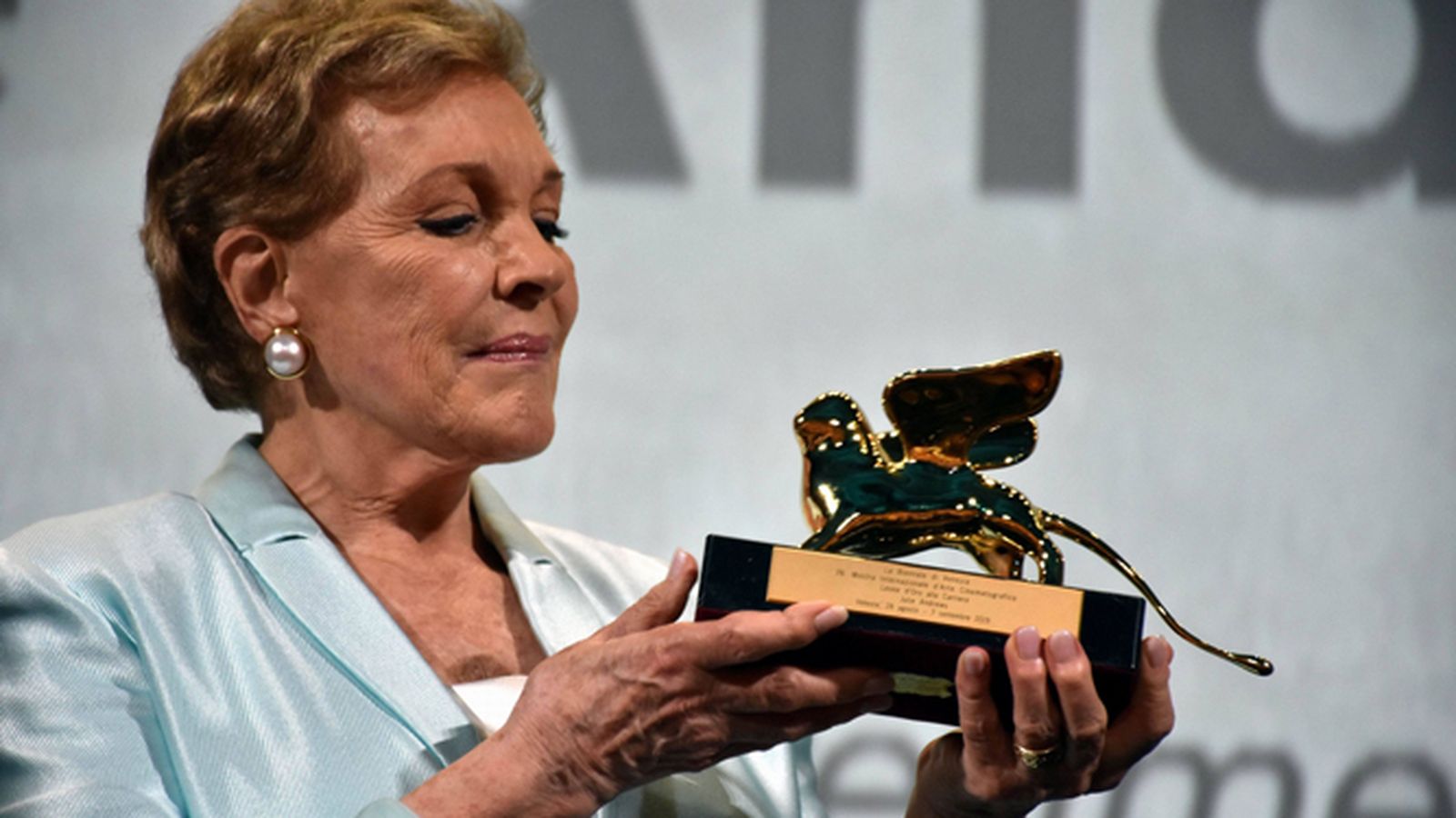 Julie Andrews, con el León de Oro honorífico.