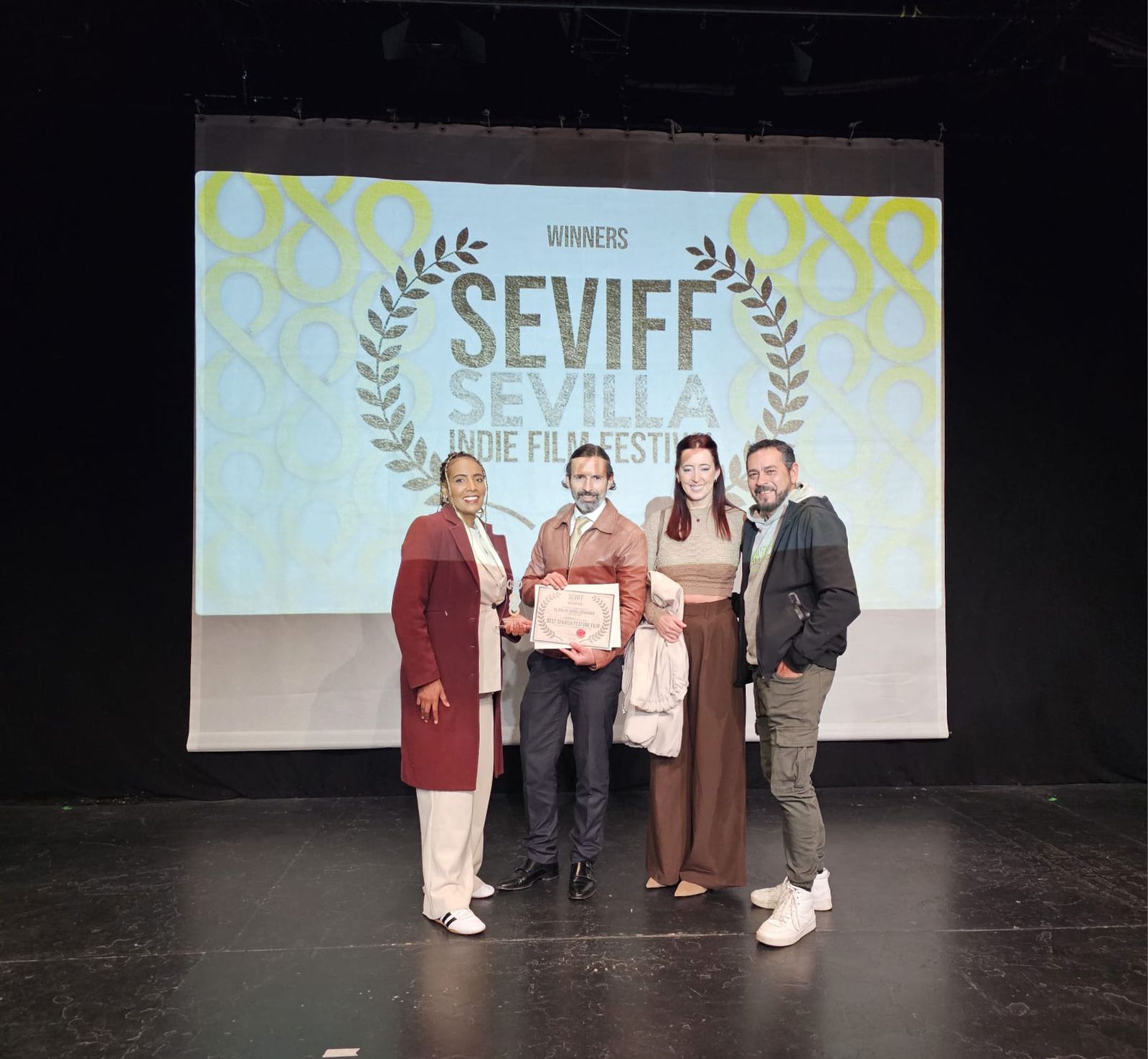El director Rafa Duna y parte de su equipo recibiendo el premio en el Indie Sevilla Indie Film Festival.
