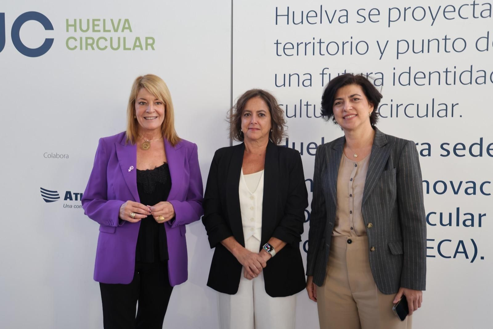 La consejera Catalina García, flanqueada por la alcaldesa de Huelva, Pilar Miranda, y la consejera delegada de Atlantic Copper, Macarena Gutiérrez.