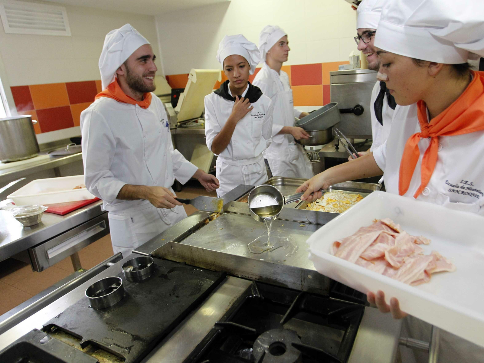 Alumnos del IES Hostelería de San Roque en una de las clases de cocina.