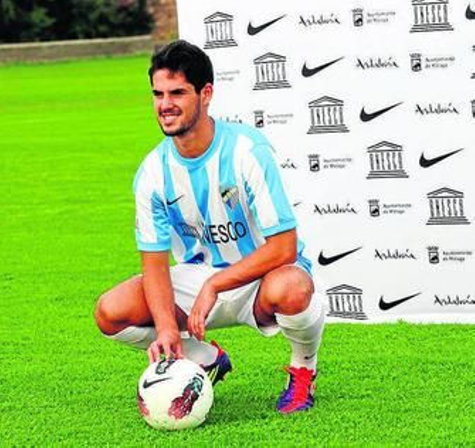 Isco posa con la camiseta blanquiazul.