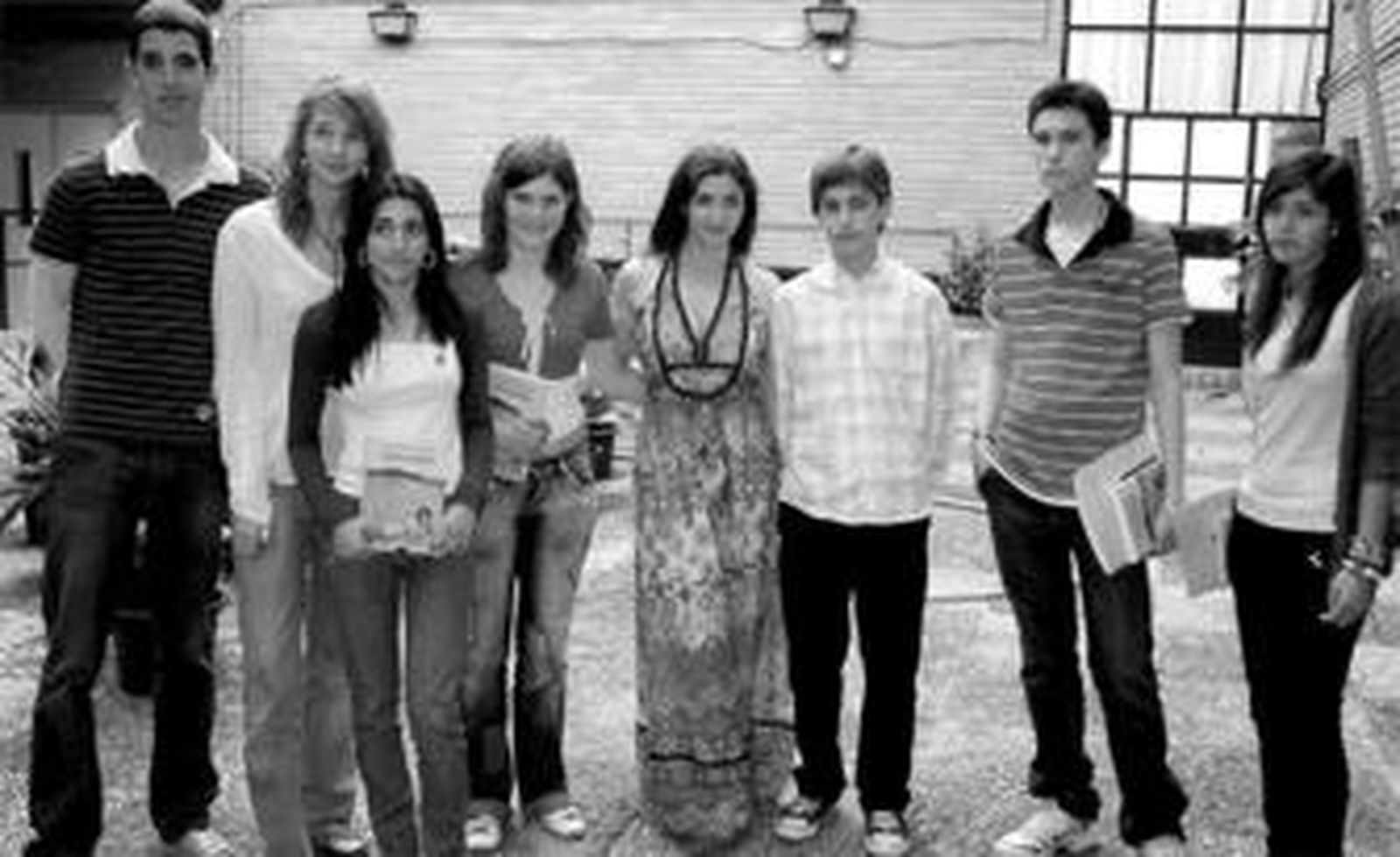 La escritora Espido Freire, en el centro, posó junto a algunos de los participantes.