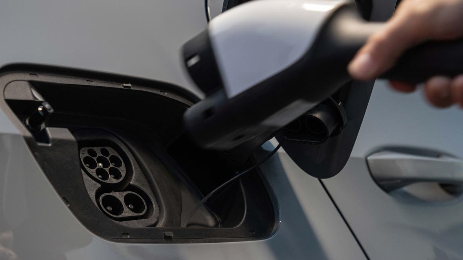 En todos los modelos con plataforma MEB y, entre ellos este Cupra, la batería de 77 kWh ha pasado de cargarse con una potencia máxima de 135 a 170 kW. Los tiempos de carga, lógicamente, se reducen si se cuenta con la infraestructura ultrarrápida adecuada.