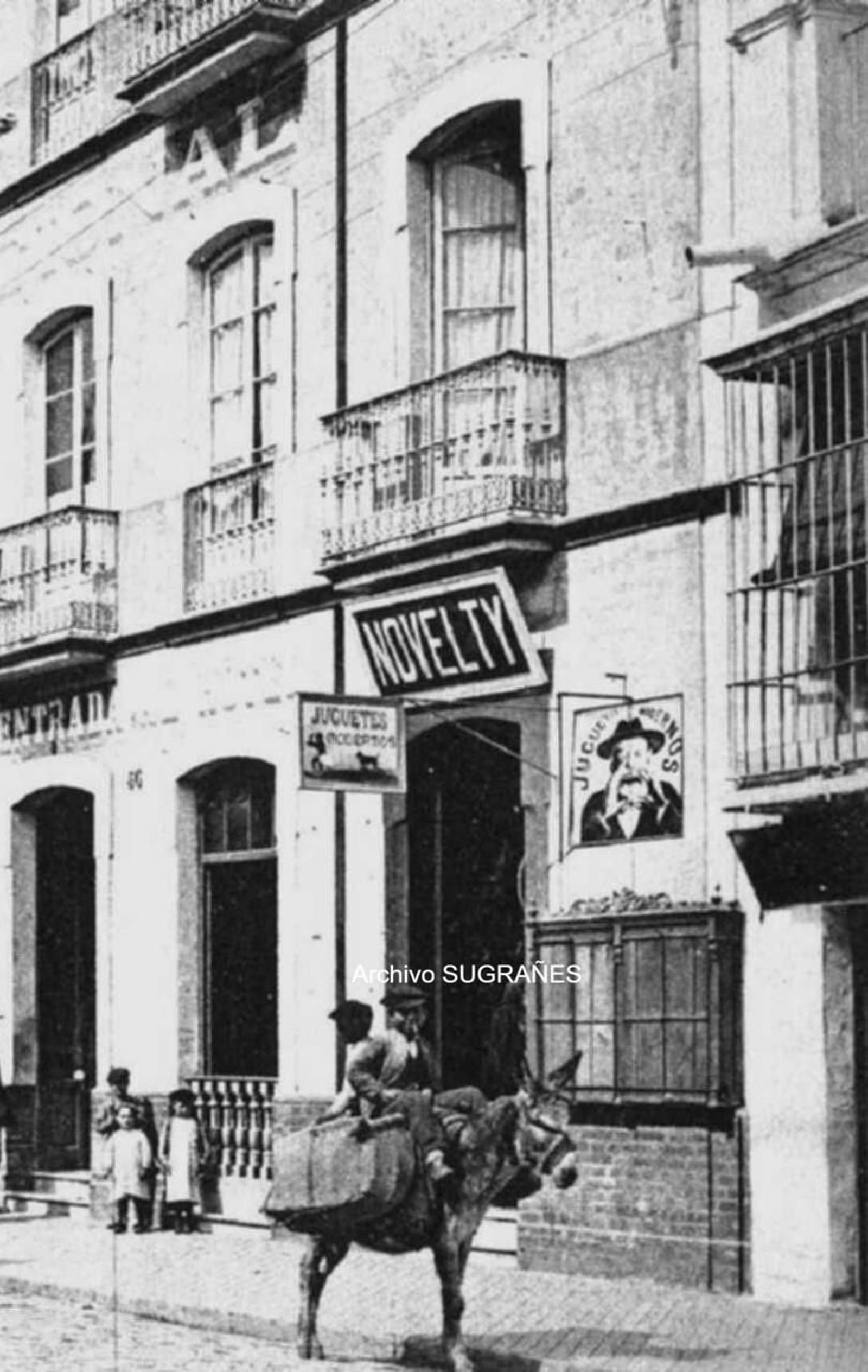 Tienda de juguetes Novelty junto al Comercial.