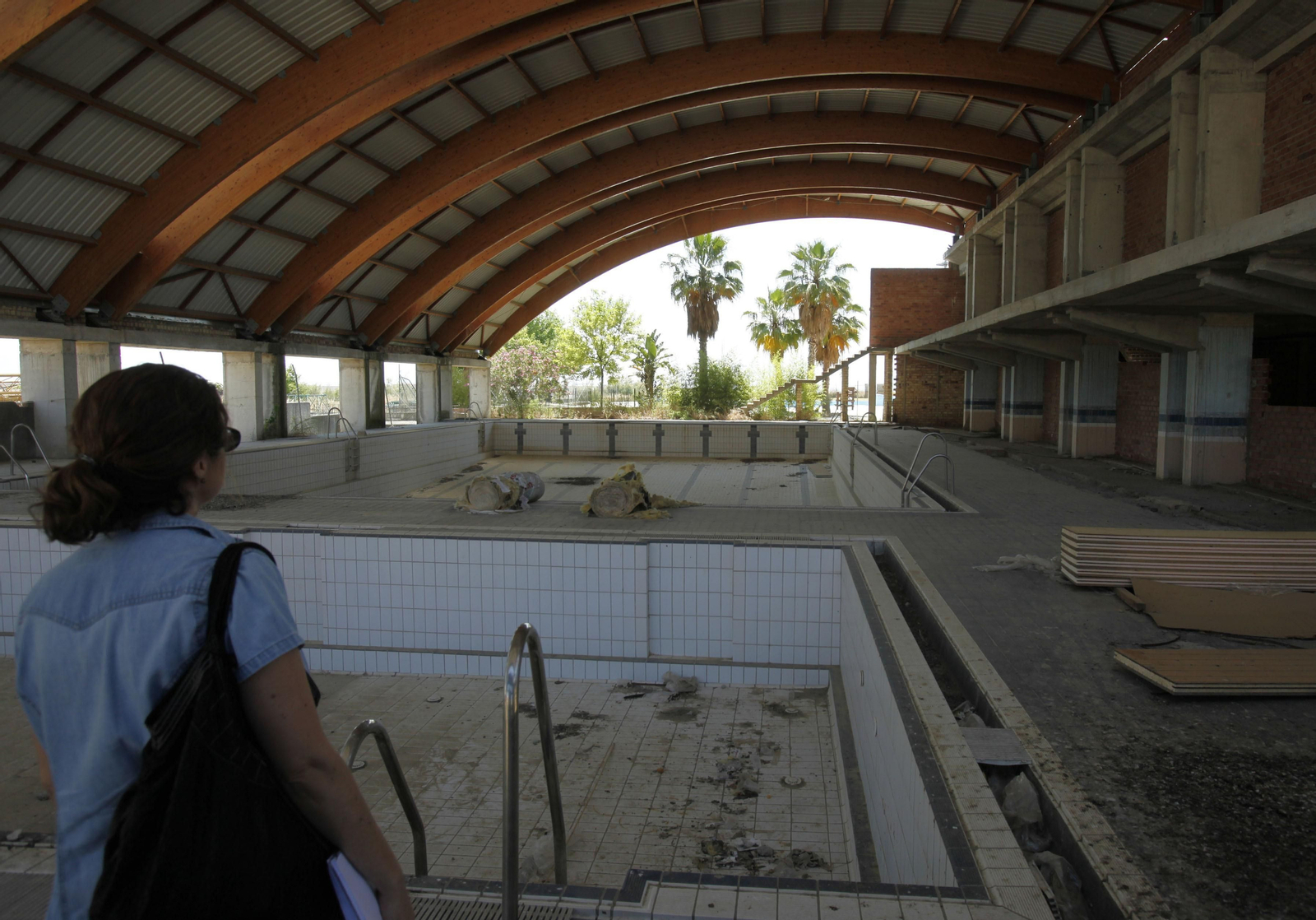 La piscina cubierta y el pabellón, que se presupuestaron en más de 5 millones de euros y que quedaron sin terminar ni pagar.