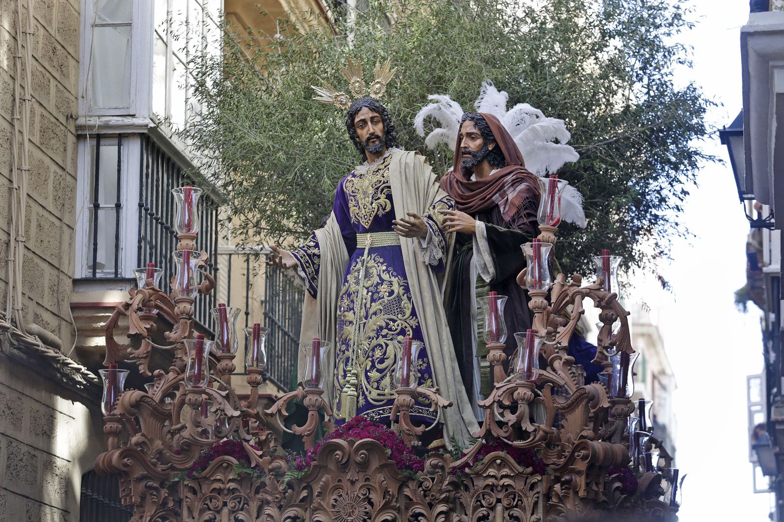 El misterio de la cofradía del Prendimiento avanzando por la Alameda.