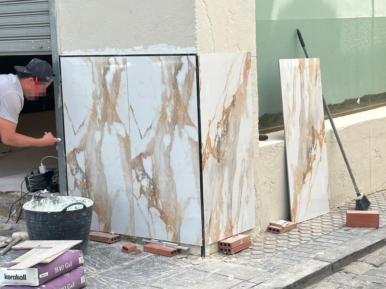 La instalación de un zócalo impropio del conjunto histórico declarado de la ciudad.