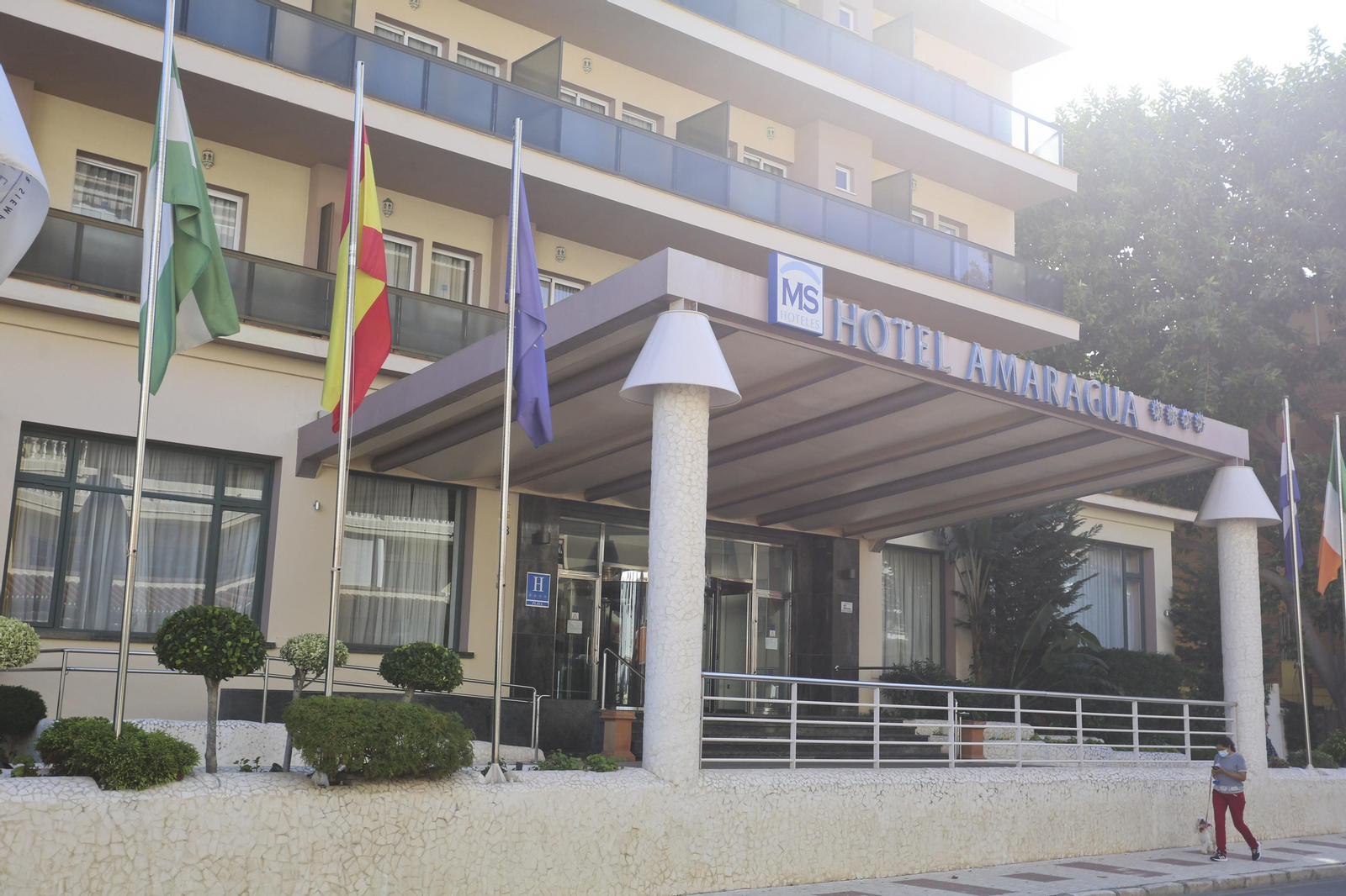 Sábanas blancas visten el hotel Amaragua de Torremolinos, cerrado por el coronavirus, en fotos