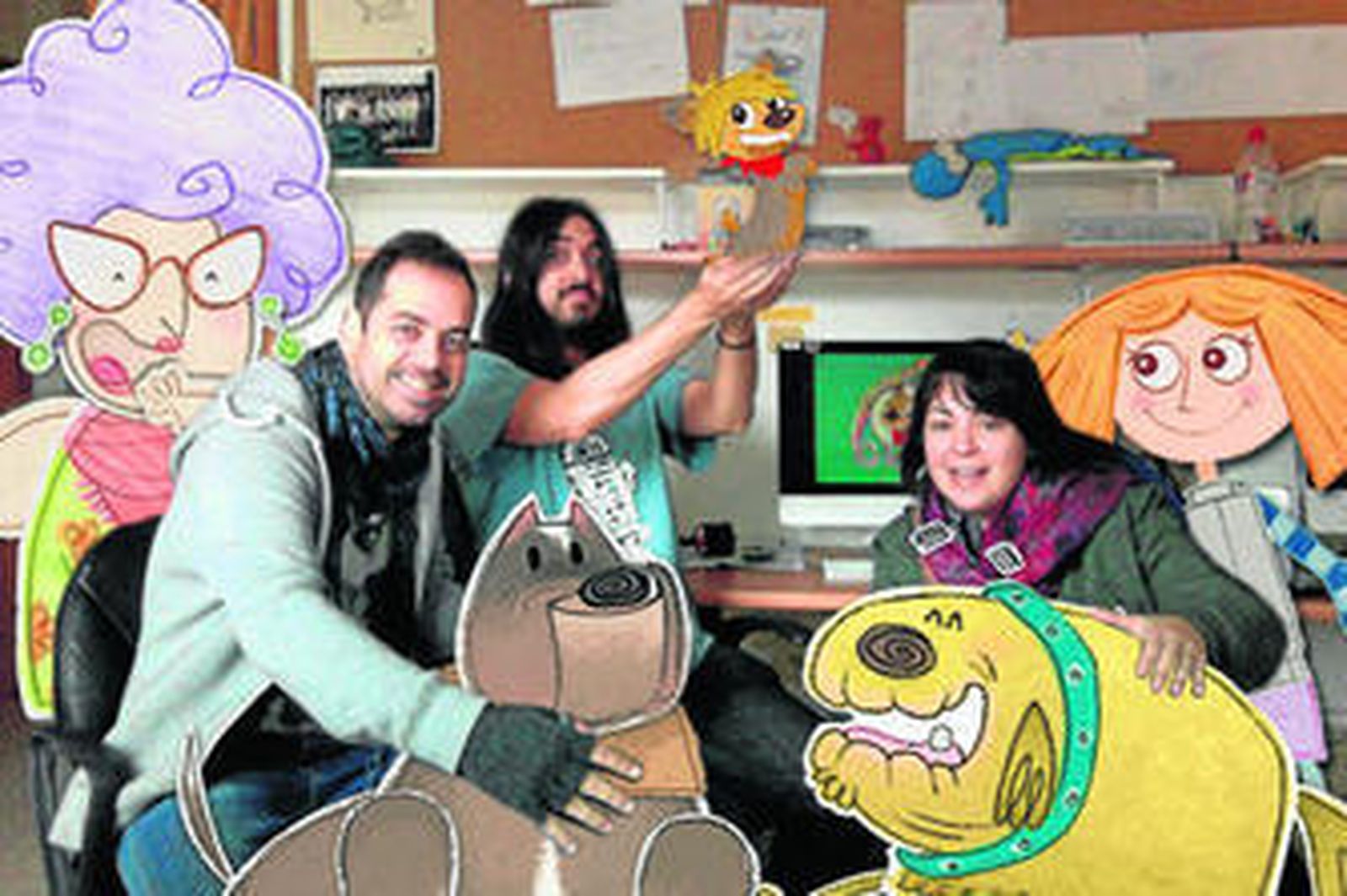 Manuel Utrera, a la izquierda y arriba en el centro con sus compañeros.