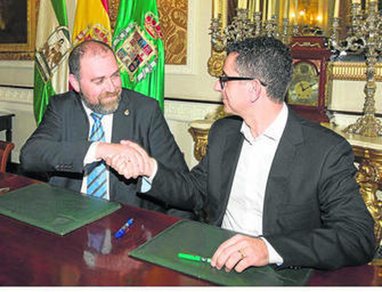 Jesús Solís y Miguel Molina, tras la firma del convenio, ayer en la Diputación.