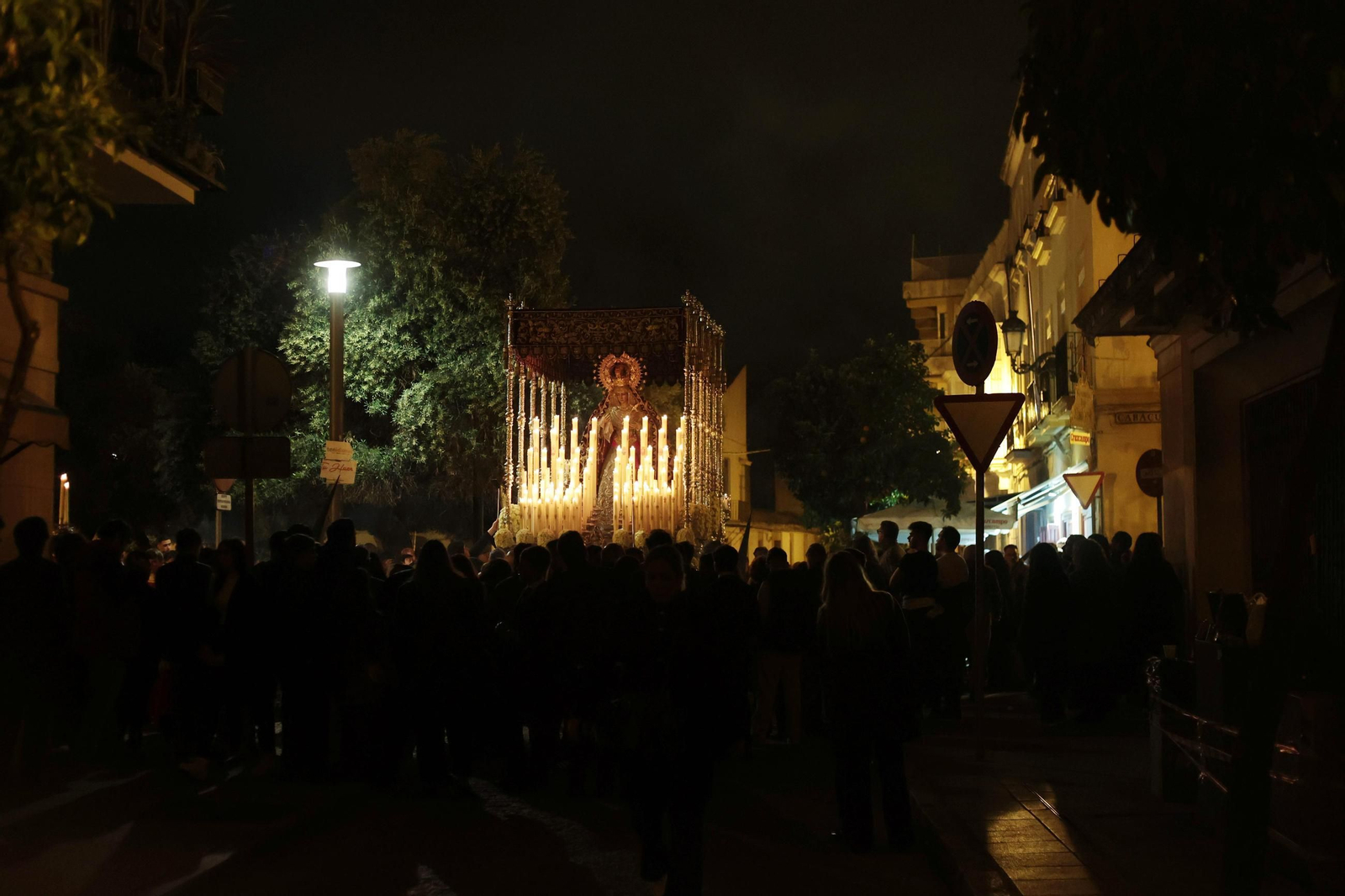 Imágenes de las Hermandades de la madrugada del Viernes Santo en Jerez 2025