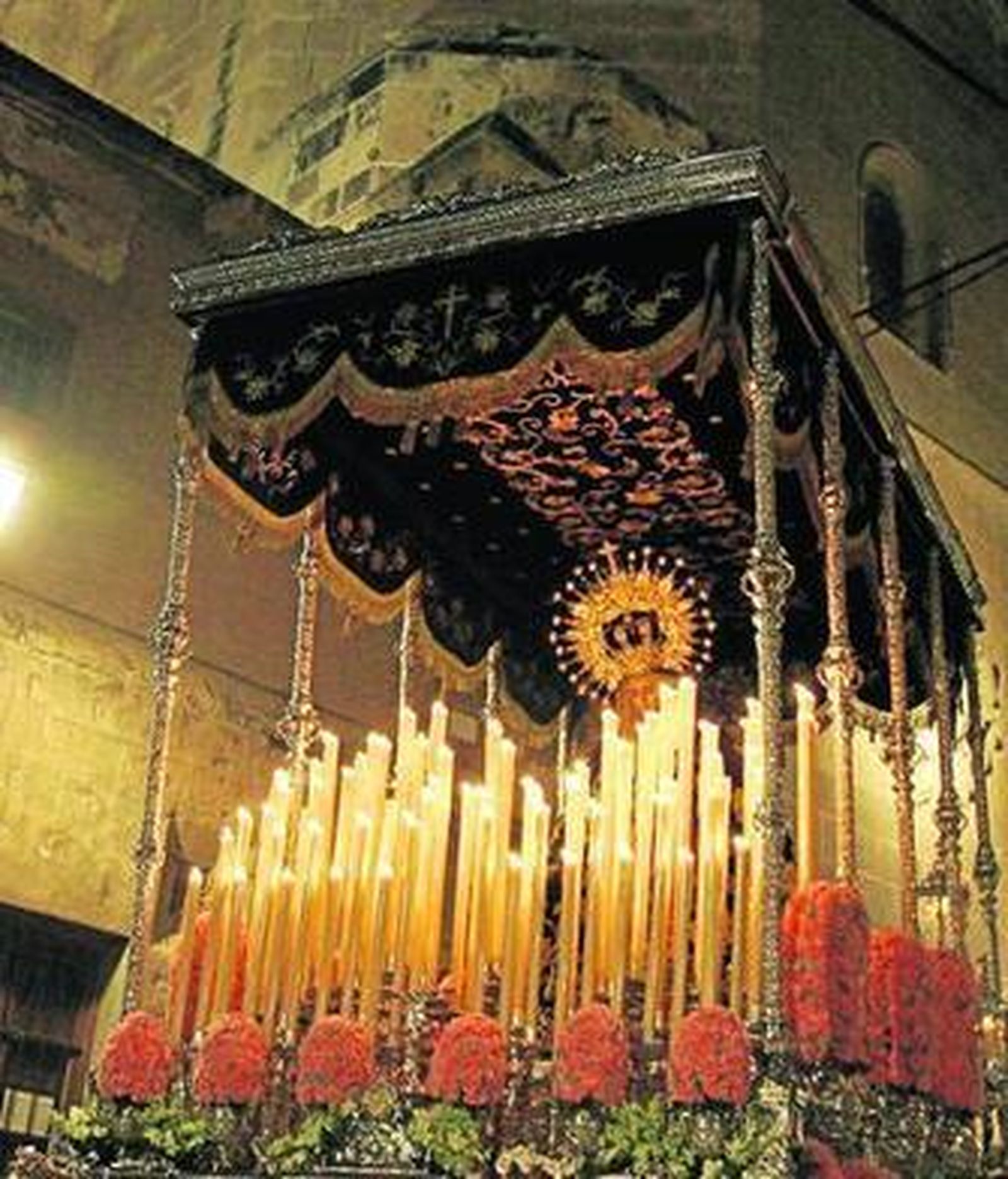 María Santísima del Consuelo pasa ante los muros de la Catedral.