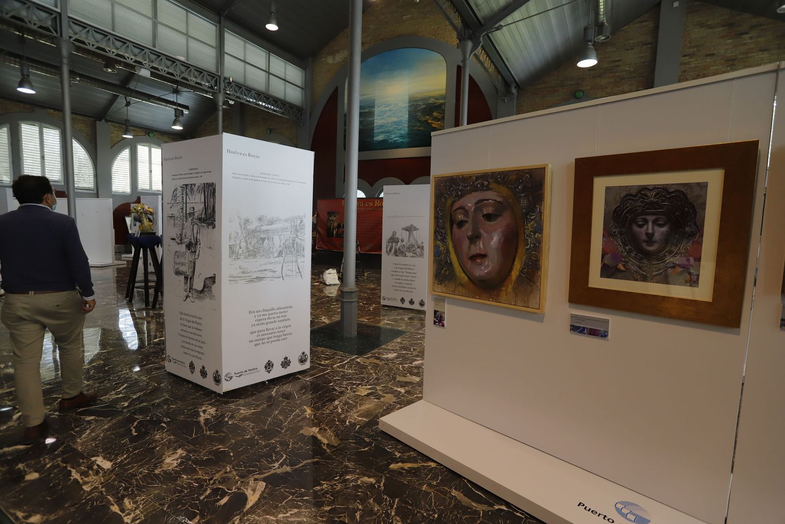 Montaje de la exposición ayer tarde en Las Cocheras del Puerto.