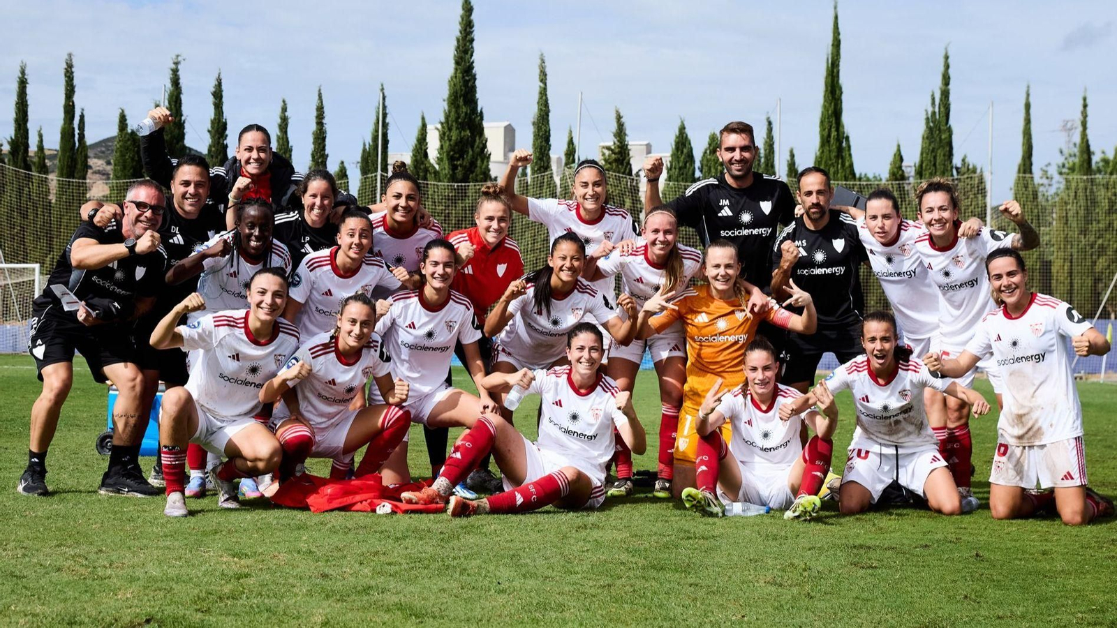 La plantilla sevillista celebra su triunfo ante el Levante.
