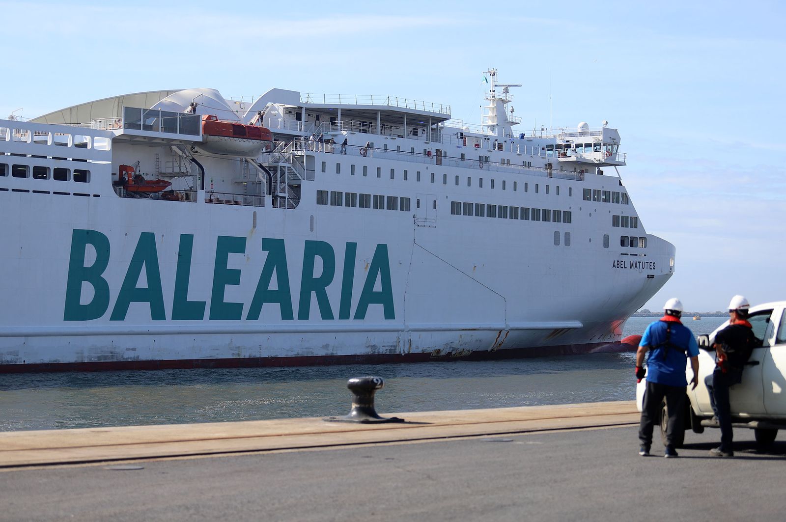 Imágenes de la llegada de un buque de Baleària al Puerto de Huelva