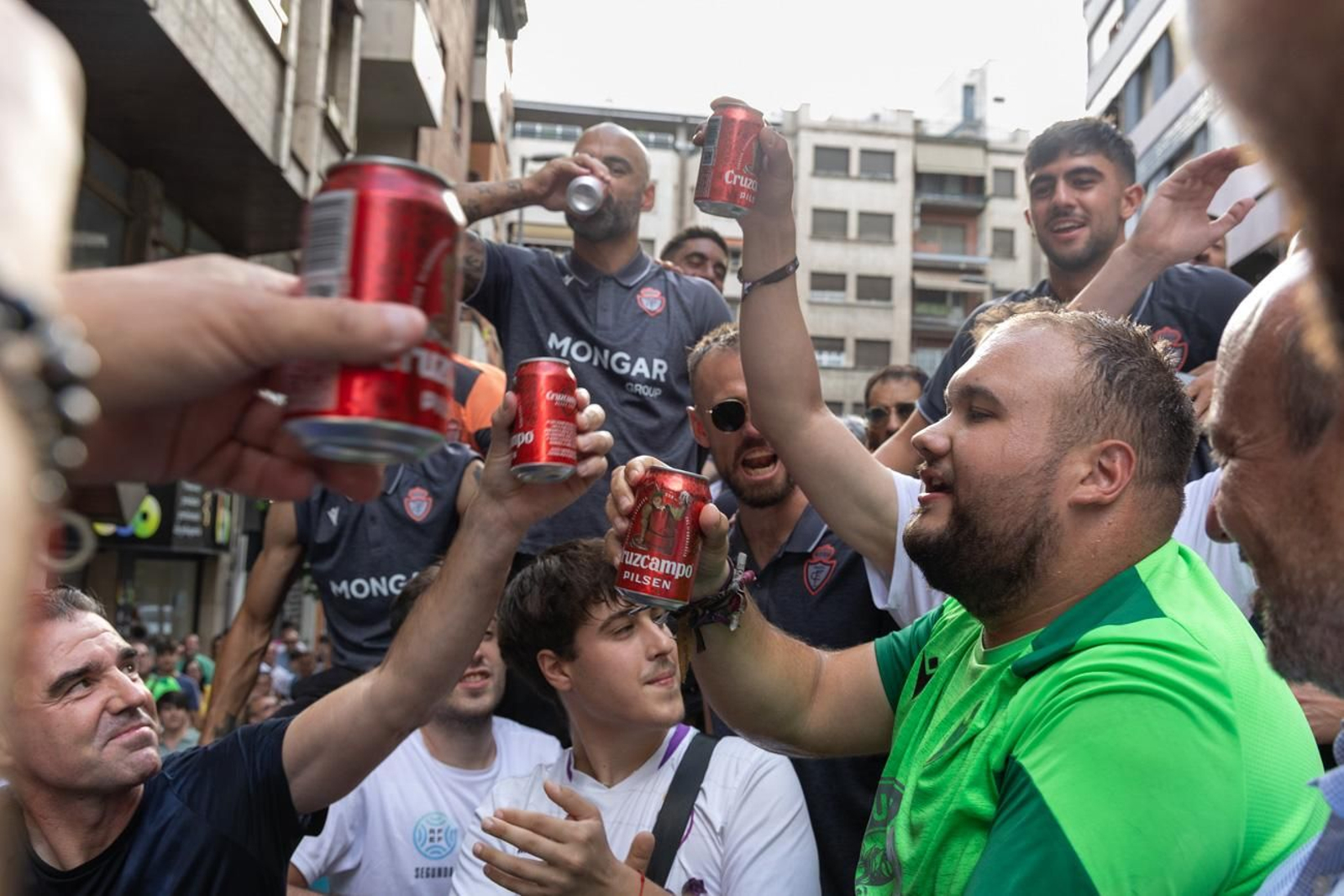 La fiesta por el ascenso del Real Jaén en La Plaza de Santa María y el Ayuntamiento