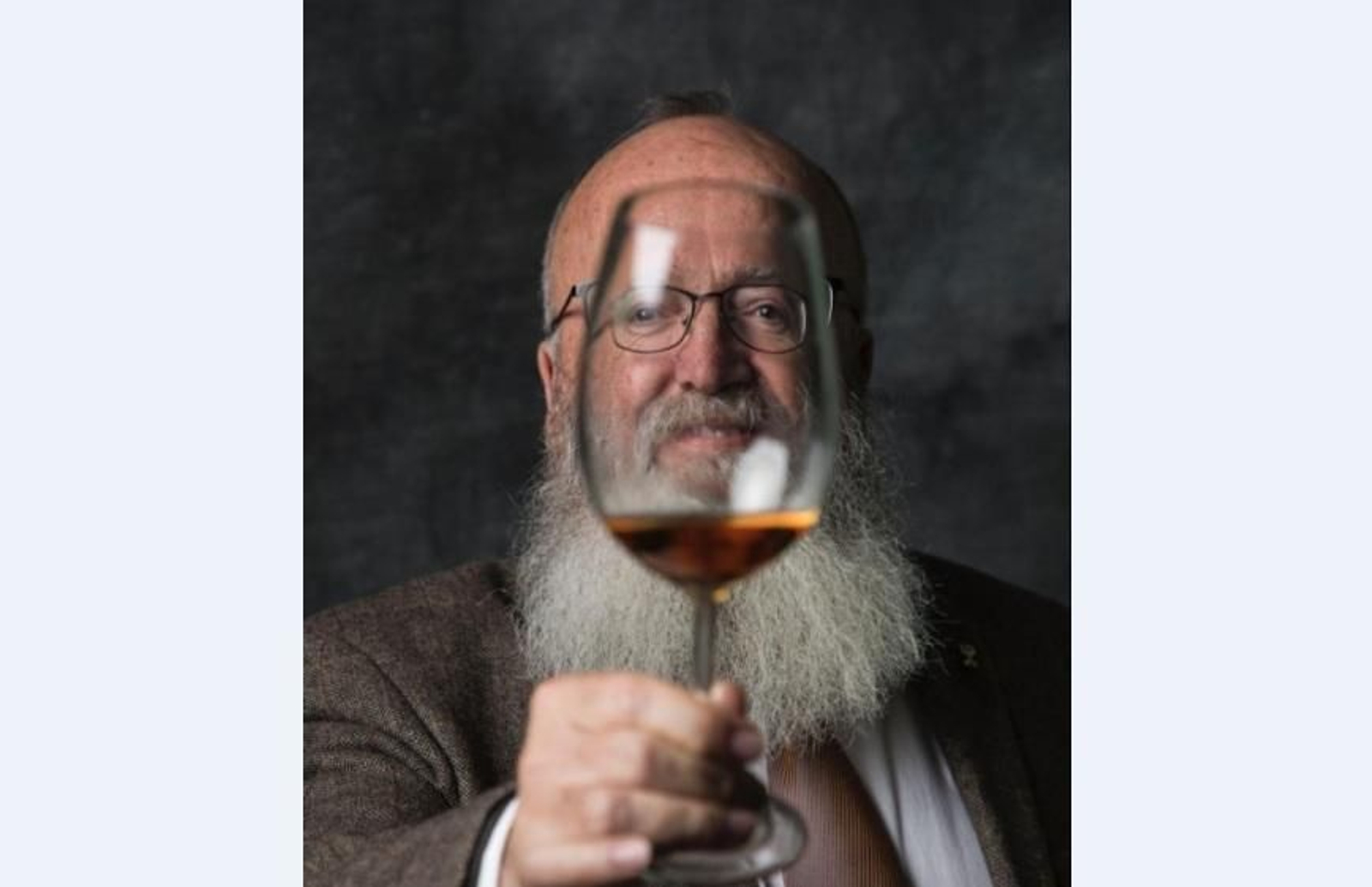 Carmelo García Barroso con una copa de vino de Jerez, al que tanto aportó desde la parcela de la investigación.