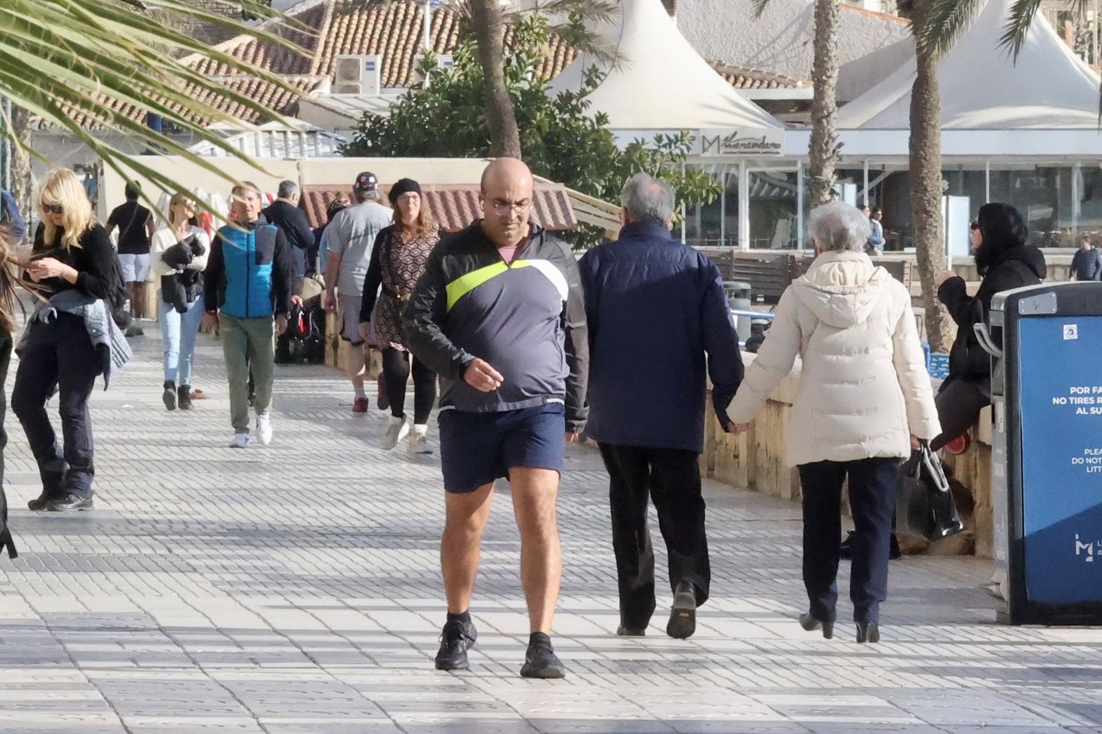 Gente paseando por uno de los paseos más transitados de Andalucía, el marítimo de Málaga.