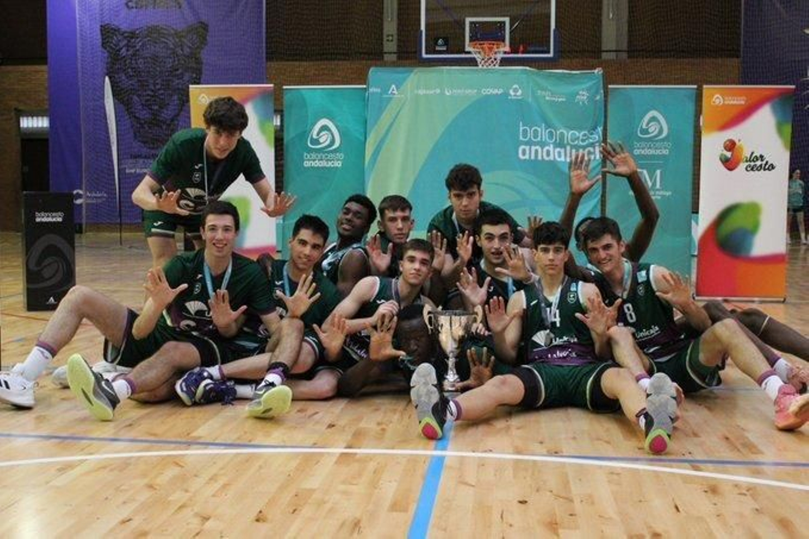 El Unicaja junior, tras ganar el título de Málaga.