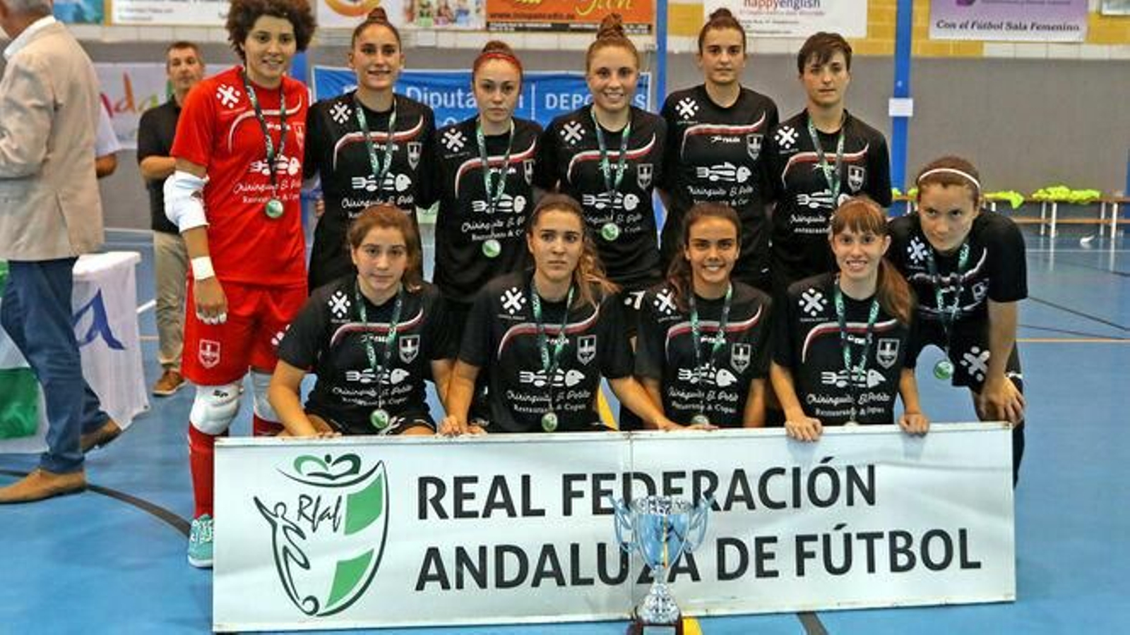 Las jugadoras del Cádiz FS posan con las medallas y el trofeo de subcampeón conseguido en 2018. Las jugadoras del Cádiz FS posan con las medallas y el trofeo de subcampeón conseguido en 2018.