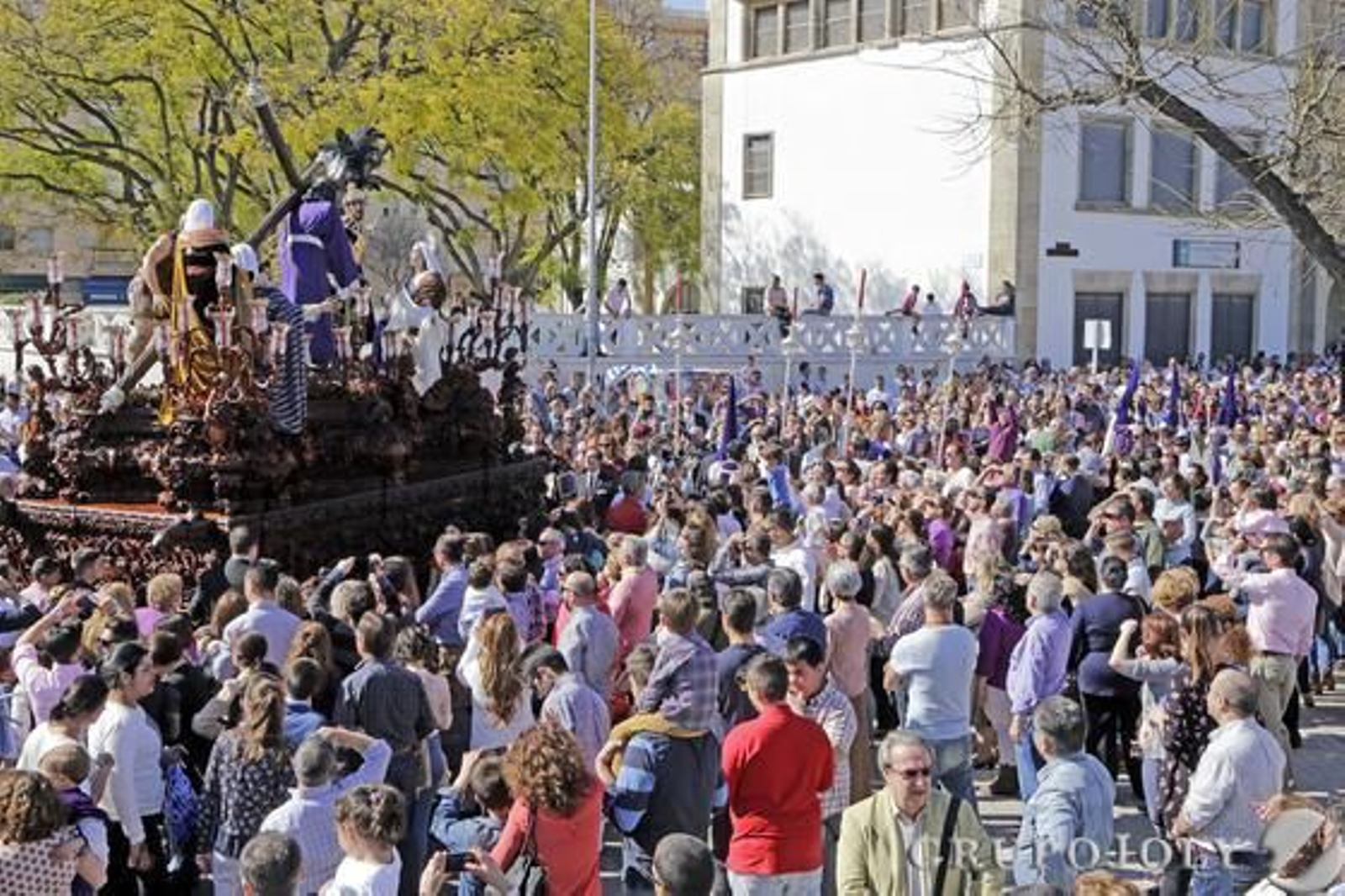 El misterio de Nuestro Padre Jesús de las Misericordias se dirige hacia el numeroso público que se acerca a la plaza Federico Mayo para ver procesionar a ‘El Moreno’ de La Plata.

Foto: Manuel Aranda