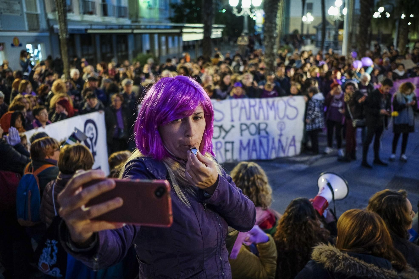Concentración de colectivos feministas en la plaza de San Juan de Dios de Cádiz bajo el lema 'Ni un paso atrás'