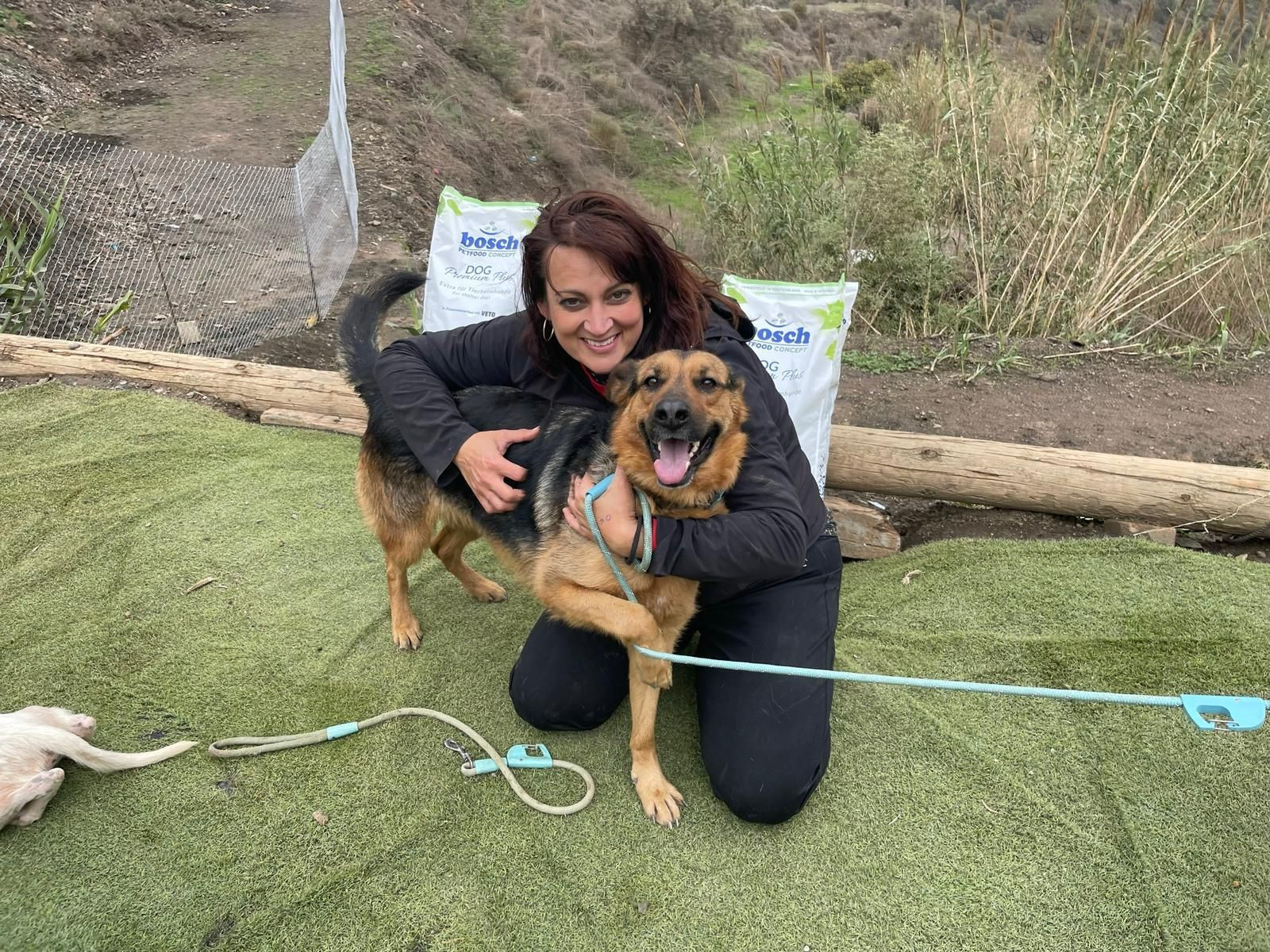 Lorena Blanco con uno de los perros rescatados de Upra Málaga