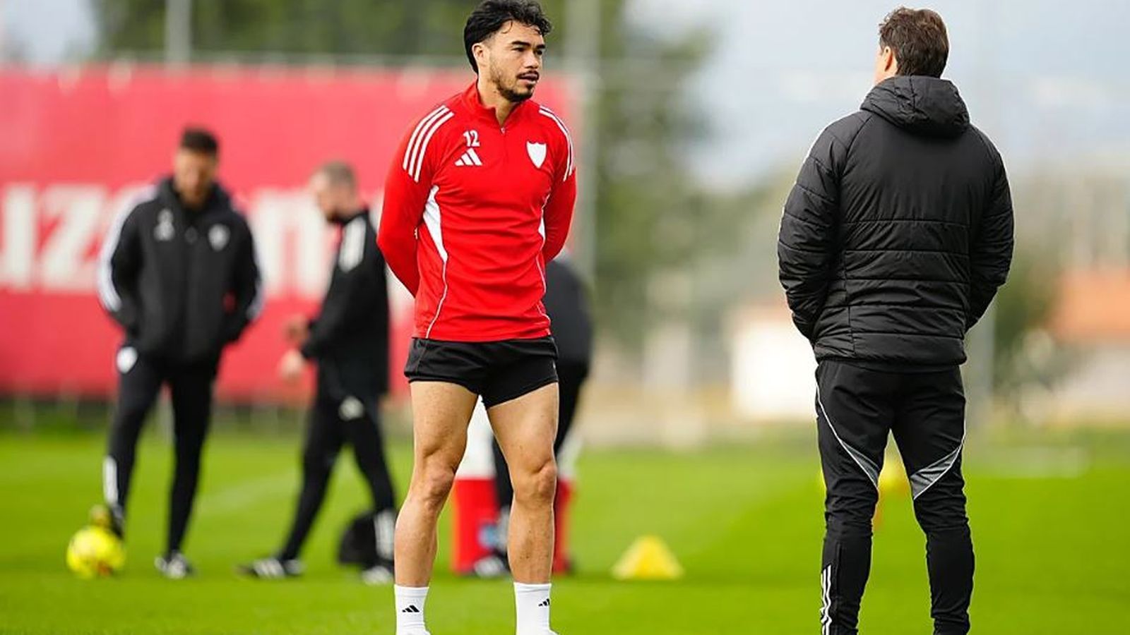 Suazo charla con Almeyda.