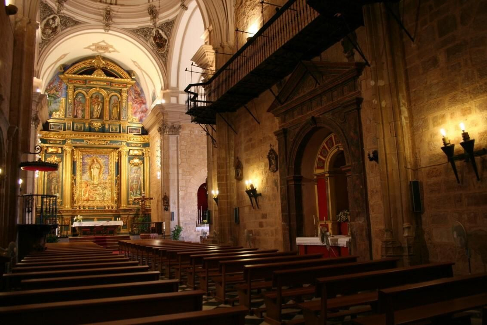 La Iglesia de san Mateo es de estilo gótico, aunque la torre tiene acabados renacentistas. Baños de la Encina, uno de los pueblos más bonitos de España