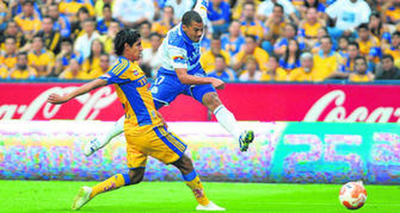 El central mexicano Hugo Ayala presiona al jugador del Puebla Lucas Silva.