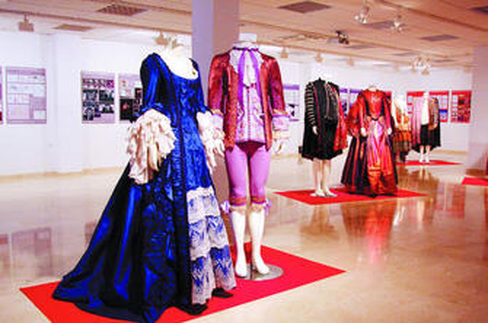 La muestra ofrece algunas recreaciones del vestuario teatral del Siglo de Oro.