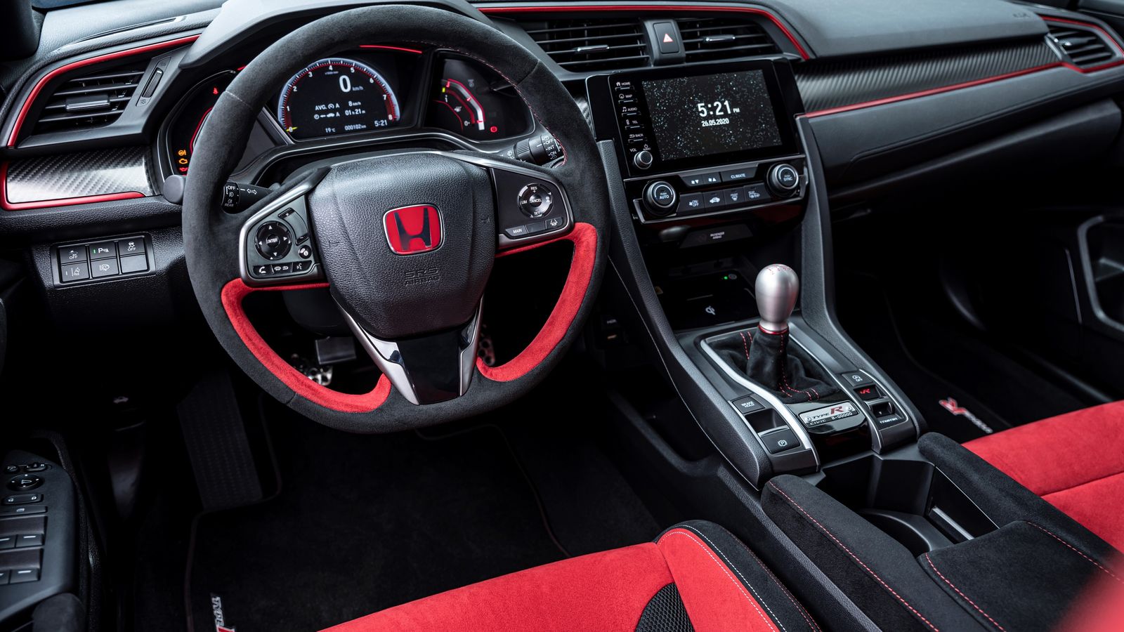 El rojo inunda el habitáculo del Limited Edition que cuenta con la exclusividad que supone disponer de un edición numerada. No tiene aire acondicionado, tampoco de algunos elementos que Honda considera superfluos como guarnecidos, para reducir al máximo el peso.