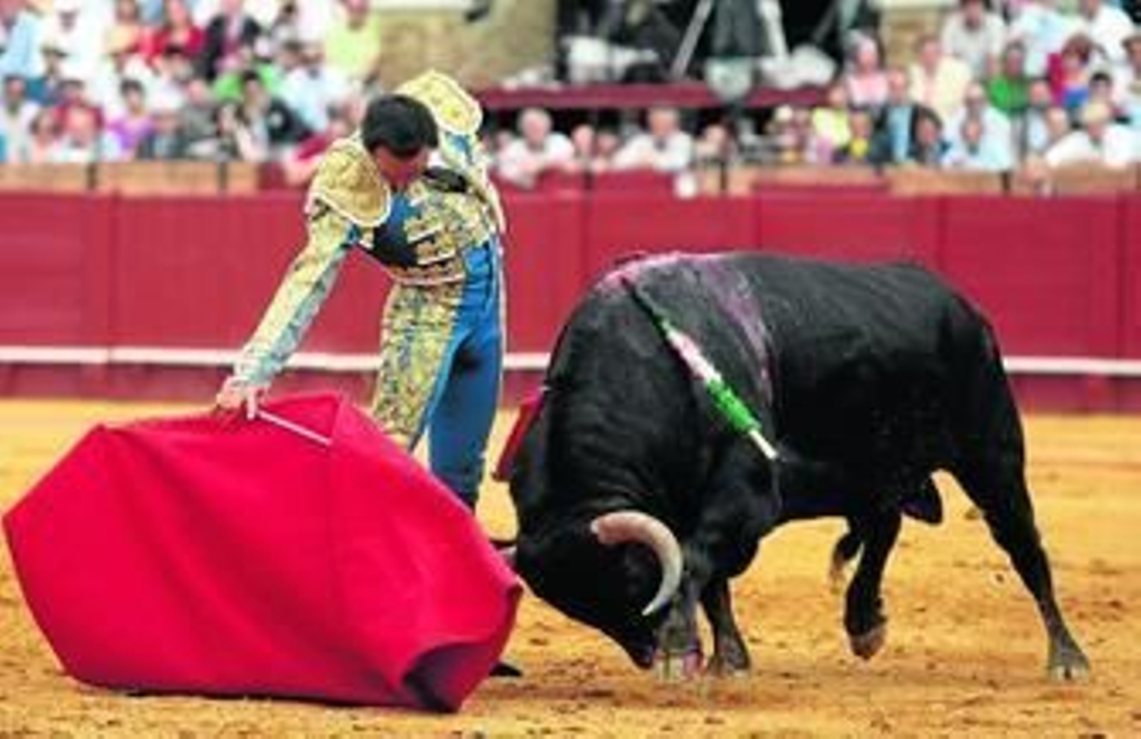 Manuel Jesús 'El Cid', en un derechazo al primero, que embistió muy bien por el pitón derecho.