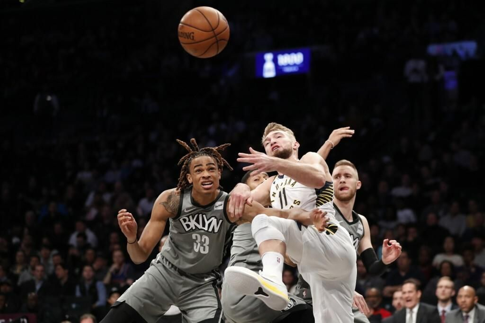 Domas Sabonis pelea por un rebote.