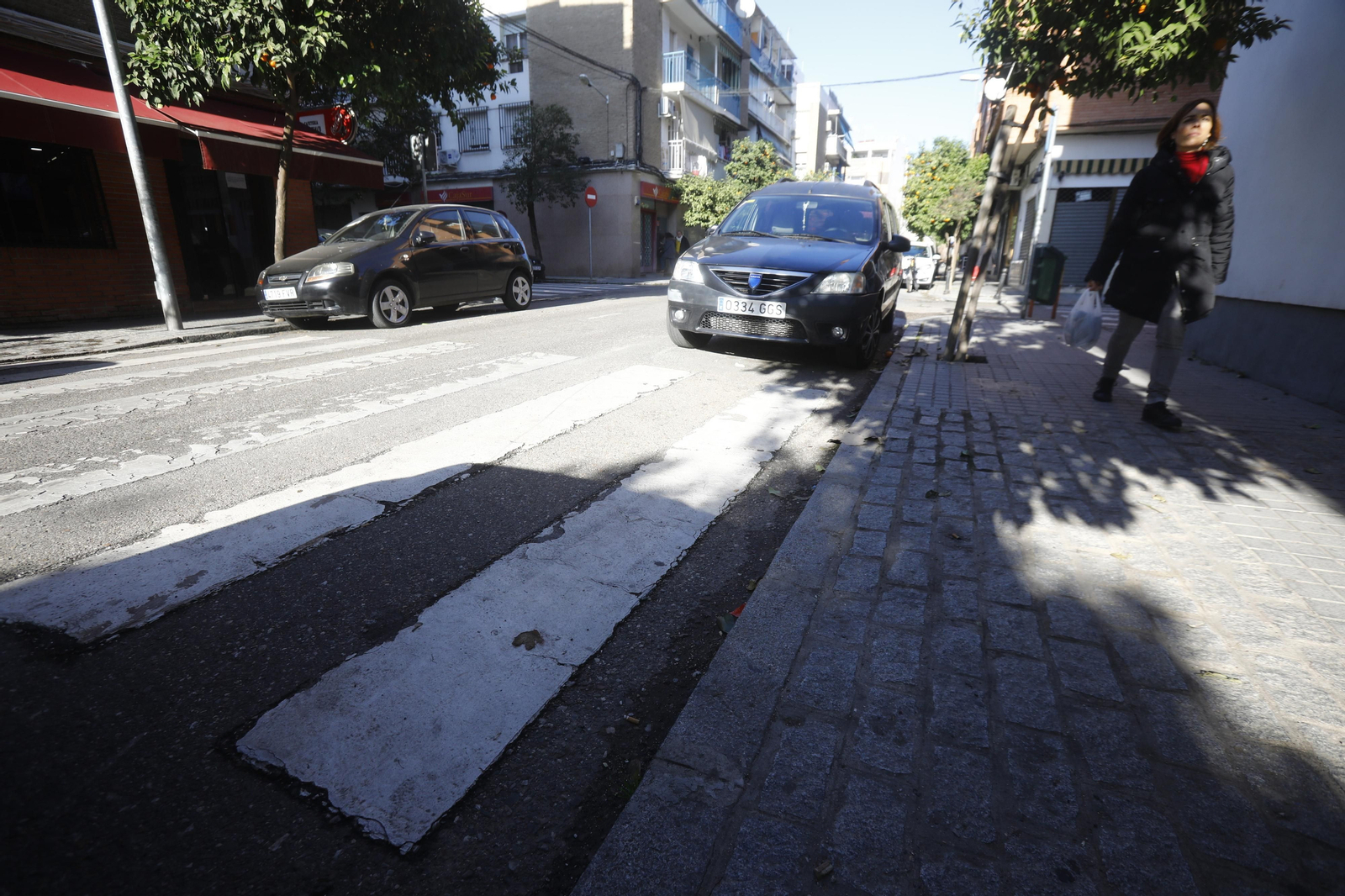 Imágenes de algunos de los pasos de peatones de Córdoba en los que se mejorará la accesibilidad