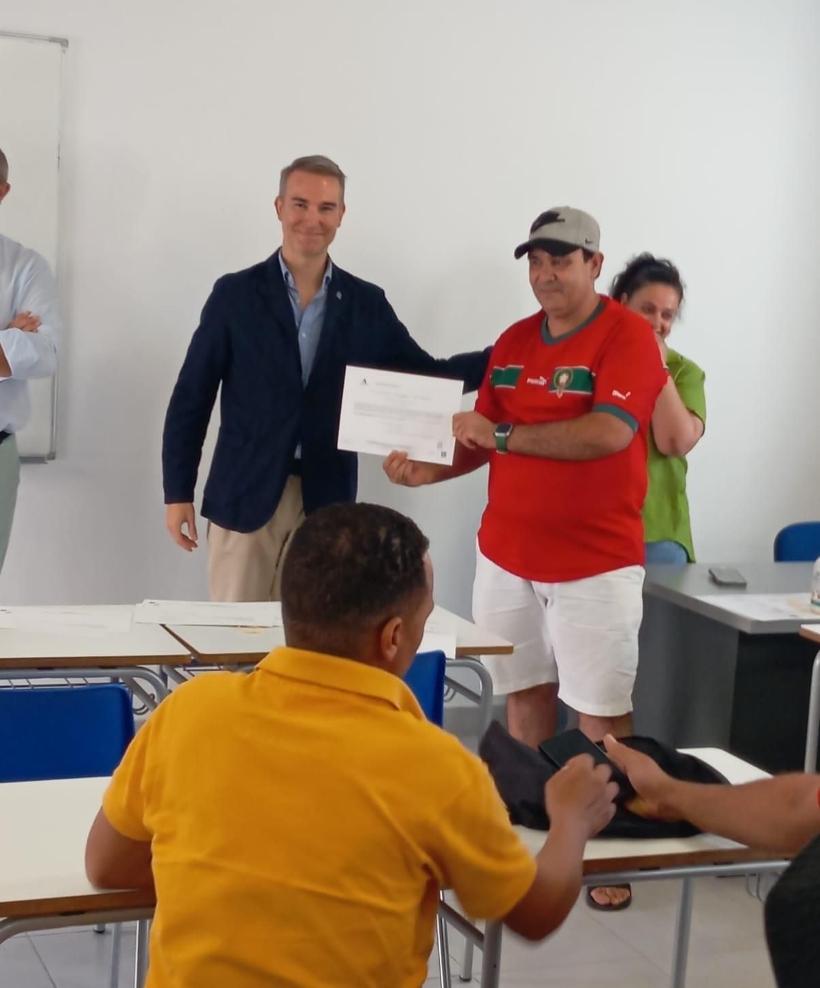 El delegado Empleo en la entrega de diplomas.