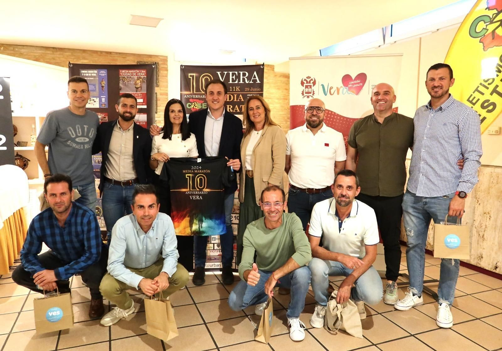 Foto de familia durante la presentación de la décima edición de la Media Maratón de Vera.