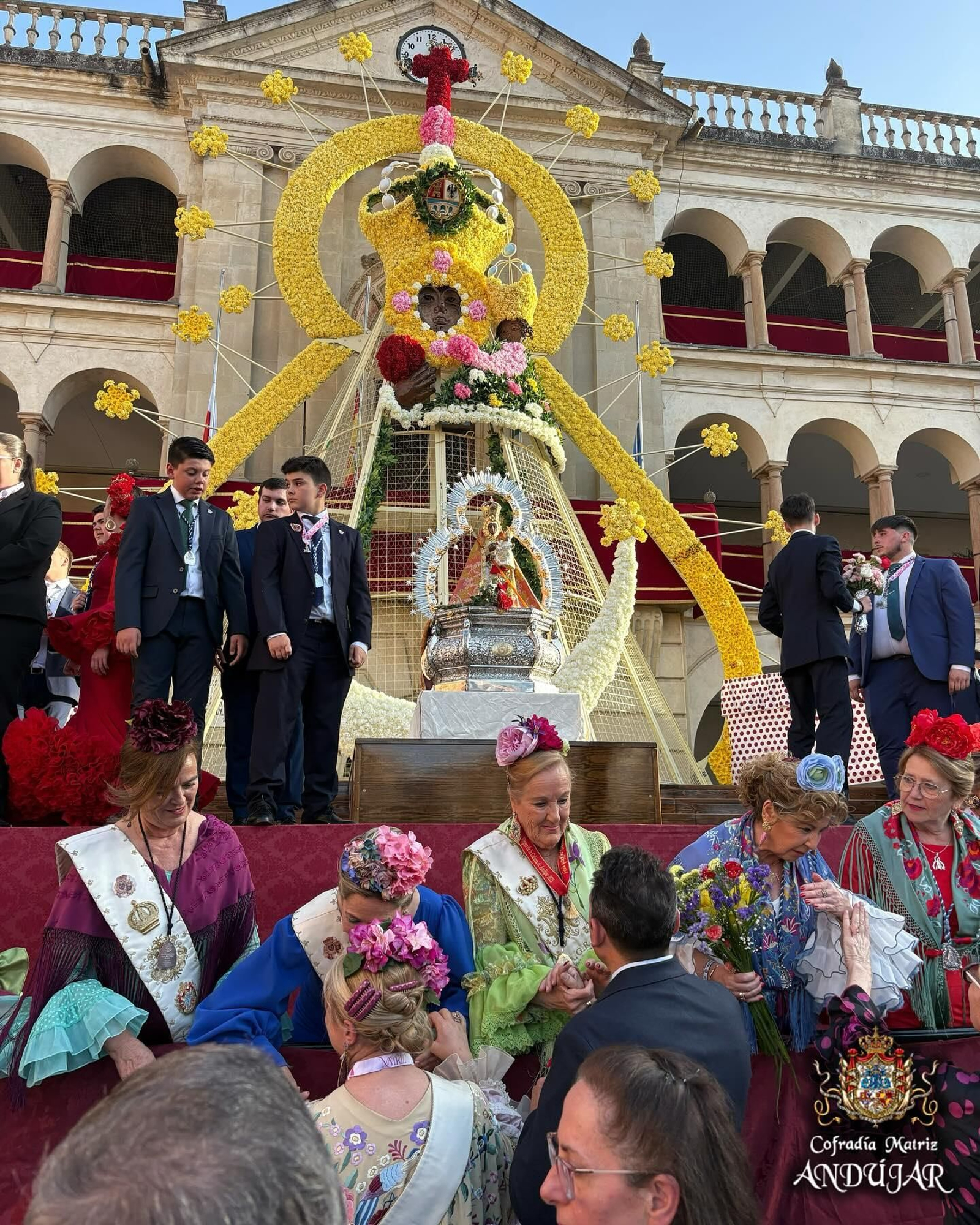 Las flores a La Morenita llenan de color las calles de Andújar, en imágenes
