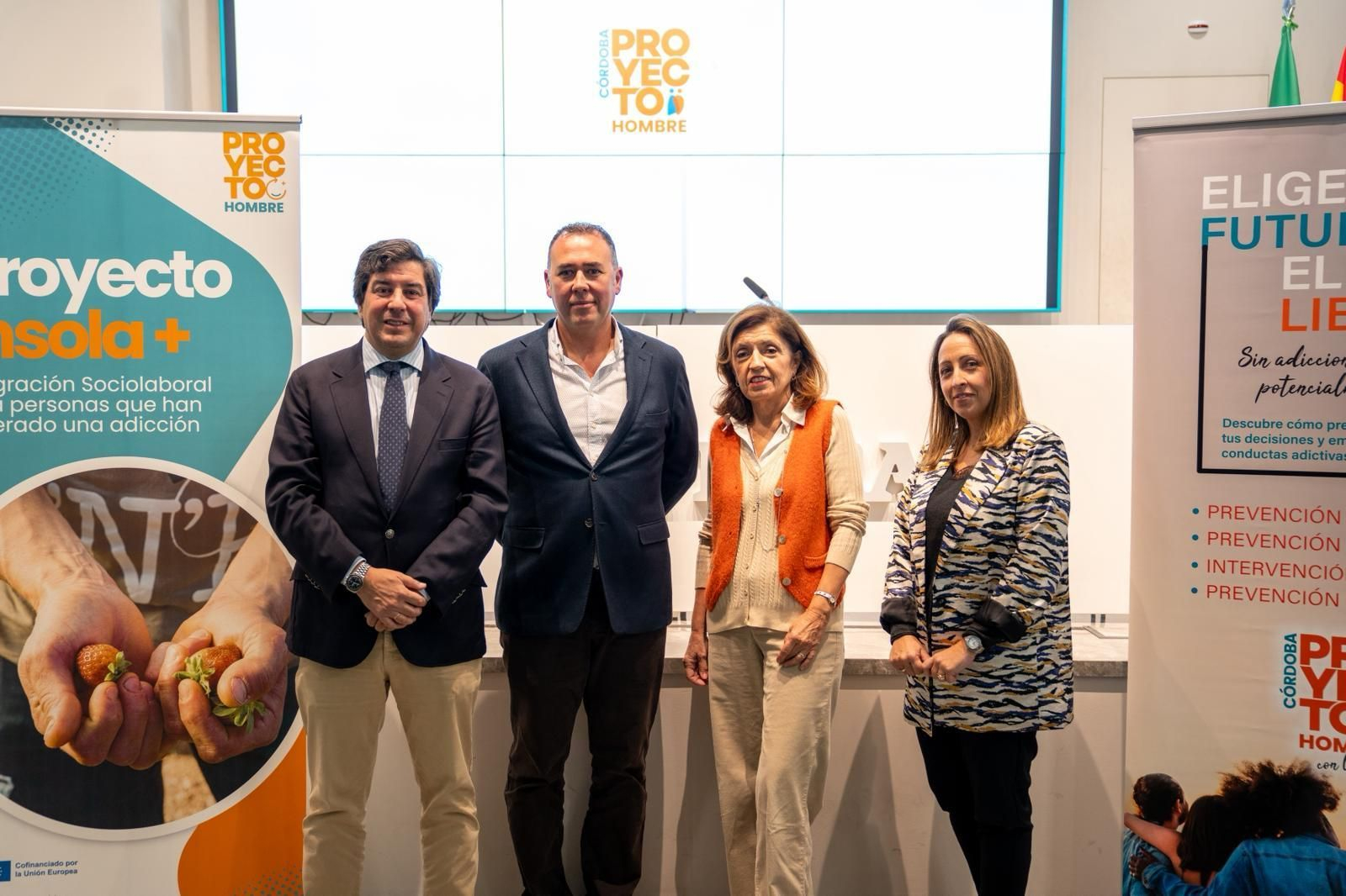 Foto de familia de la presentación de la memoria anual de Proyecto Hombre Córdoba