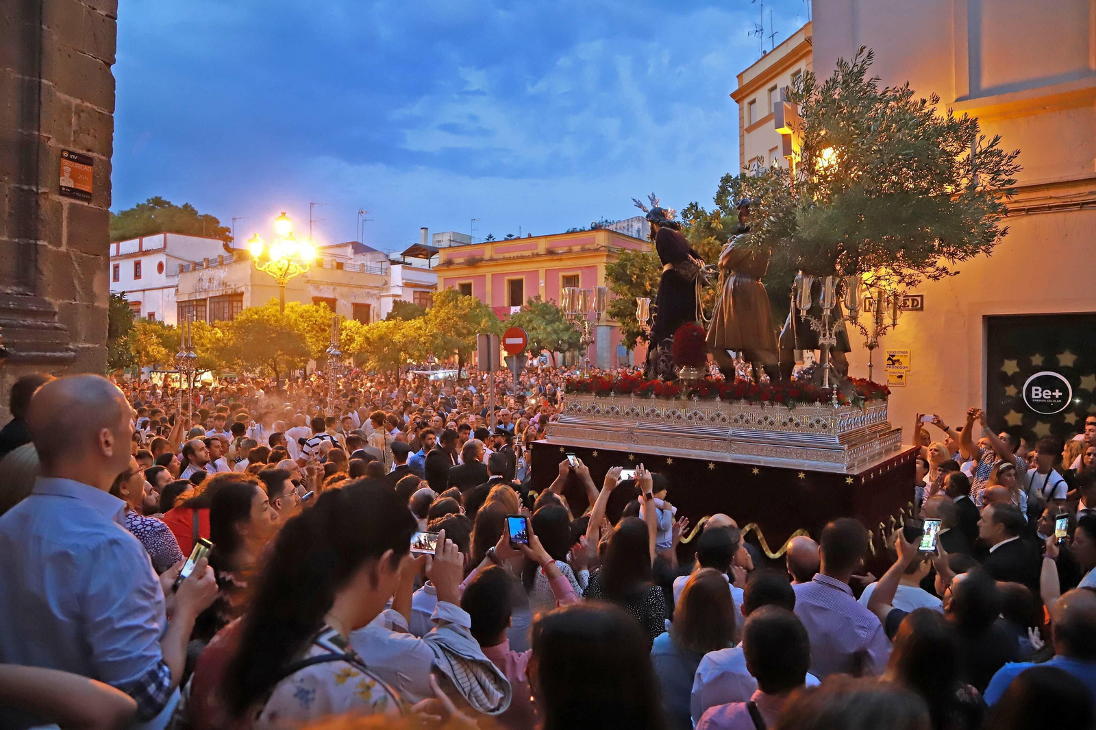 Una multitud de personas arropan a Nuestro Padre Jesús del Prendimiento.