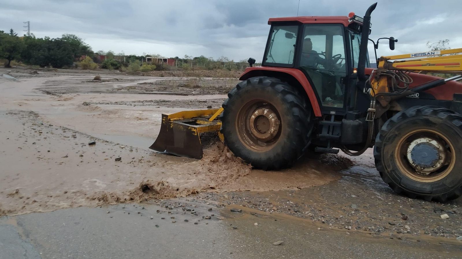 Máquinas municipales en Huércal-Overa adecentando caminos afectados por las lluvias.