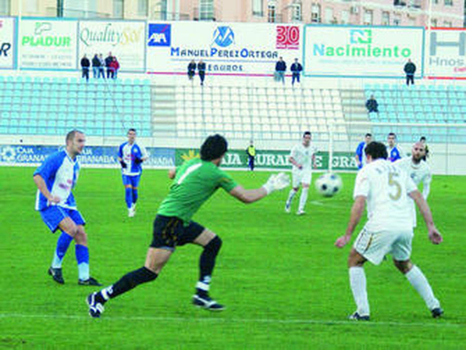 Caballero intenta atajar un balón.