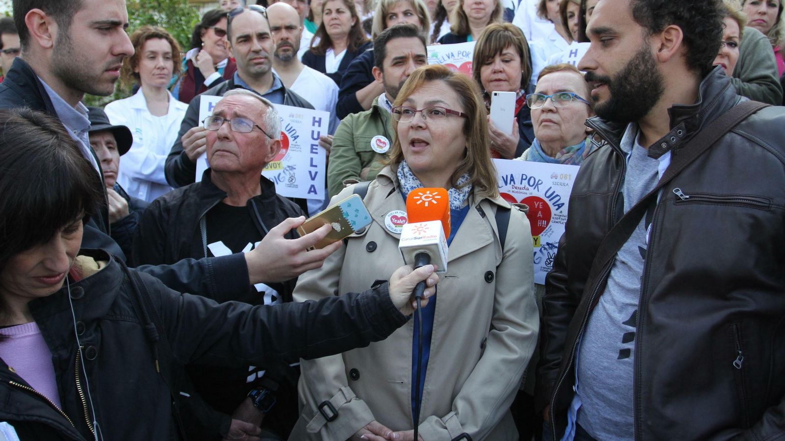 Paloma Hergueta junto con el médico Spiriman en una de las concentraciones de su plataforma.