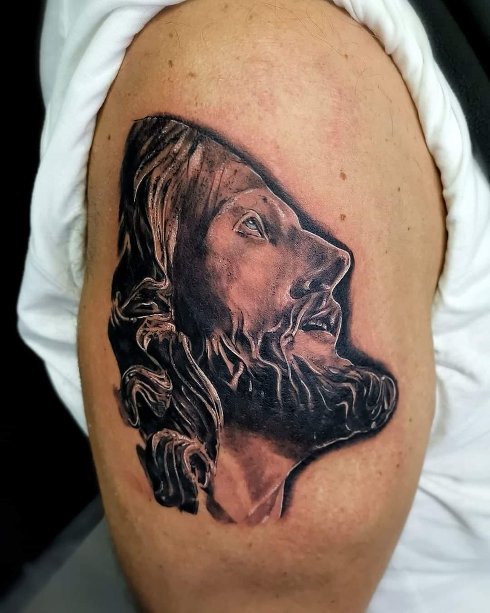 Tattoo del Cristo de la Expiración realizado por 'Barin Tattoos'