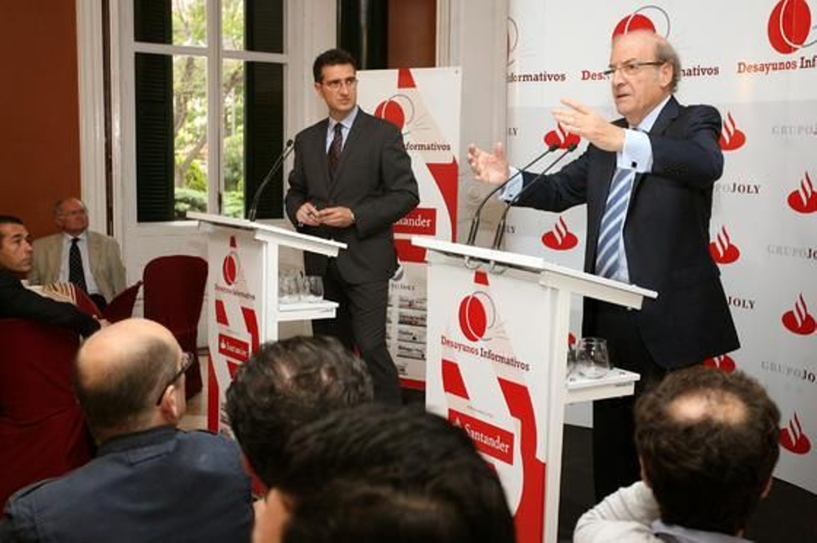 El director de 'Huelva Información', Javier Chaparro, atiende a la exposición del alcalde de Huelva, Pedro Rodríguez.  Foto: Josue Correa/Alberto Dominguez