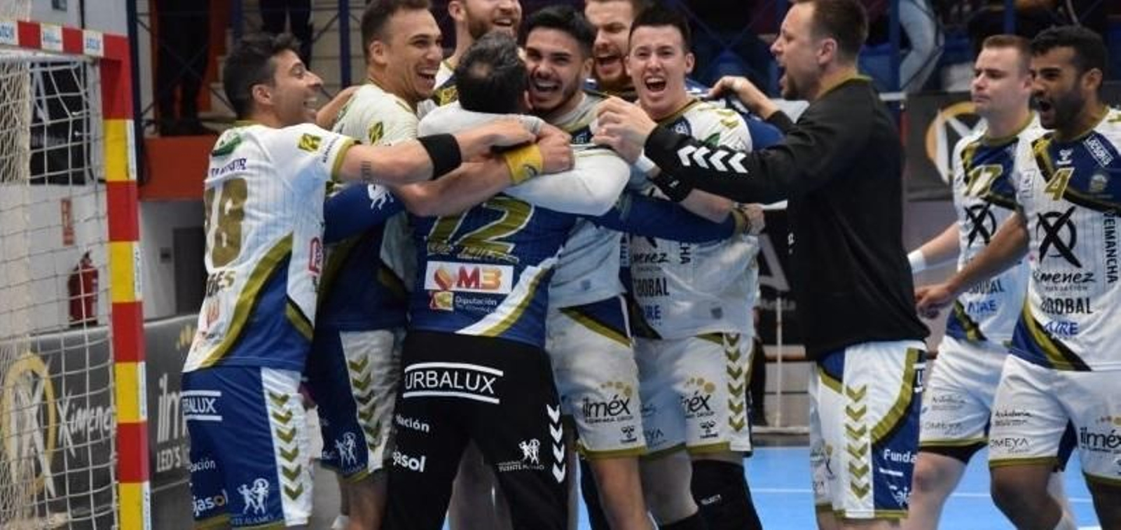 Los jugadores del Ximénez celebran un triunfo de la temporada.
