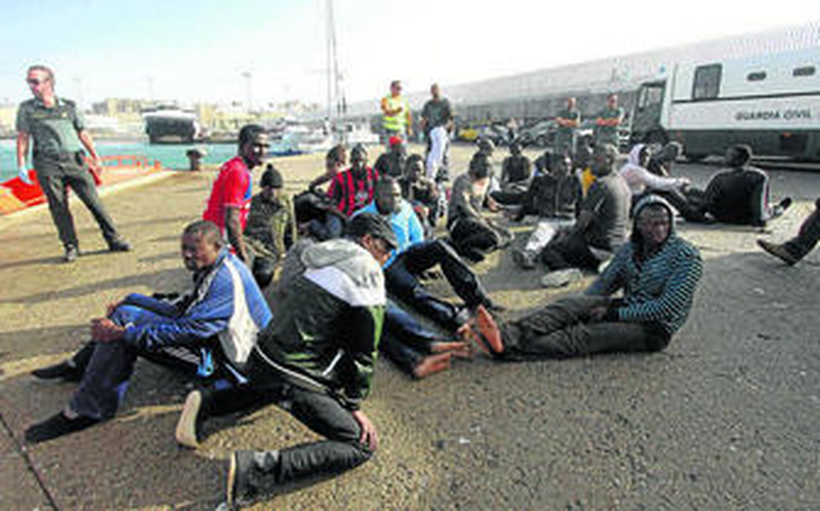 Un grupo de inmigrantes subsaharianos de los 59 que ayer fueron interceptados en aguas del Estrecho y llevados al puerto de Tarifa.