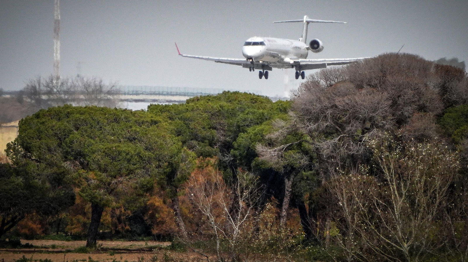 Un avión de Air Nostrum despegando en el Aeropuerto de Jerez.
